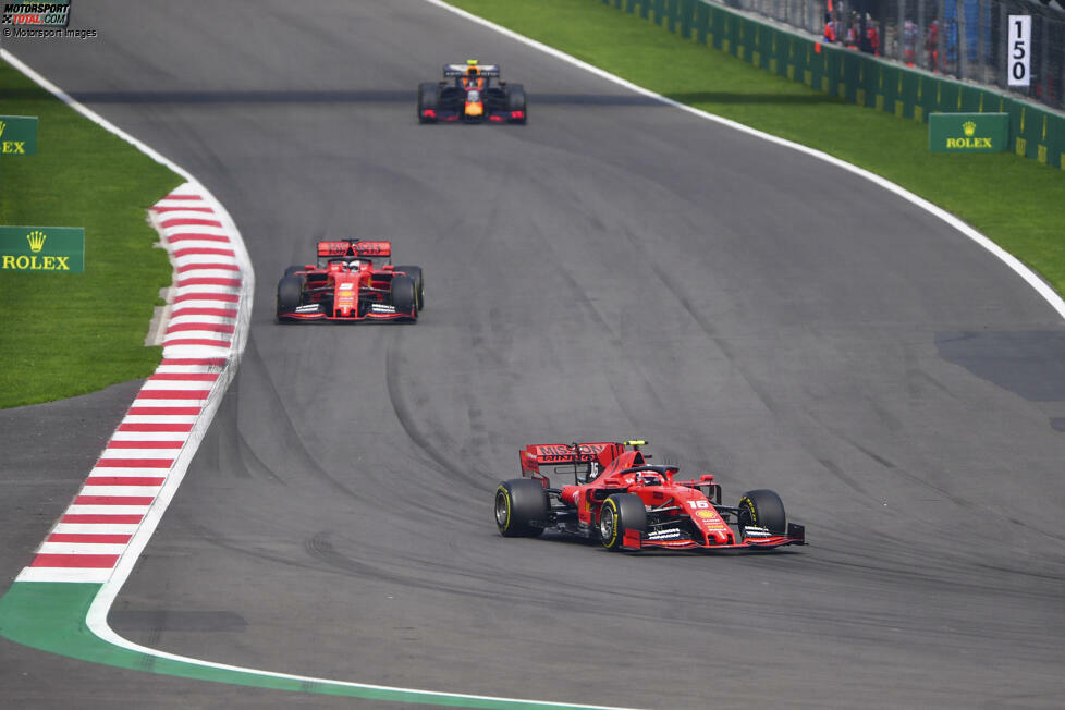 #14 Mexiko 2019: Auch hier ist Ferrari ein möglicher Sieg durch die Lappen gegangen. Von der Pole gestartet dominieren Leclerc und Vettel die Anfangsphase auf P1 und P2, während der an P3 liegende Alexander Albon im Red Bull in Runde 14 einen Undercut versucht. Eine Runde später ...