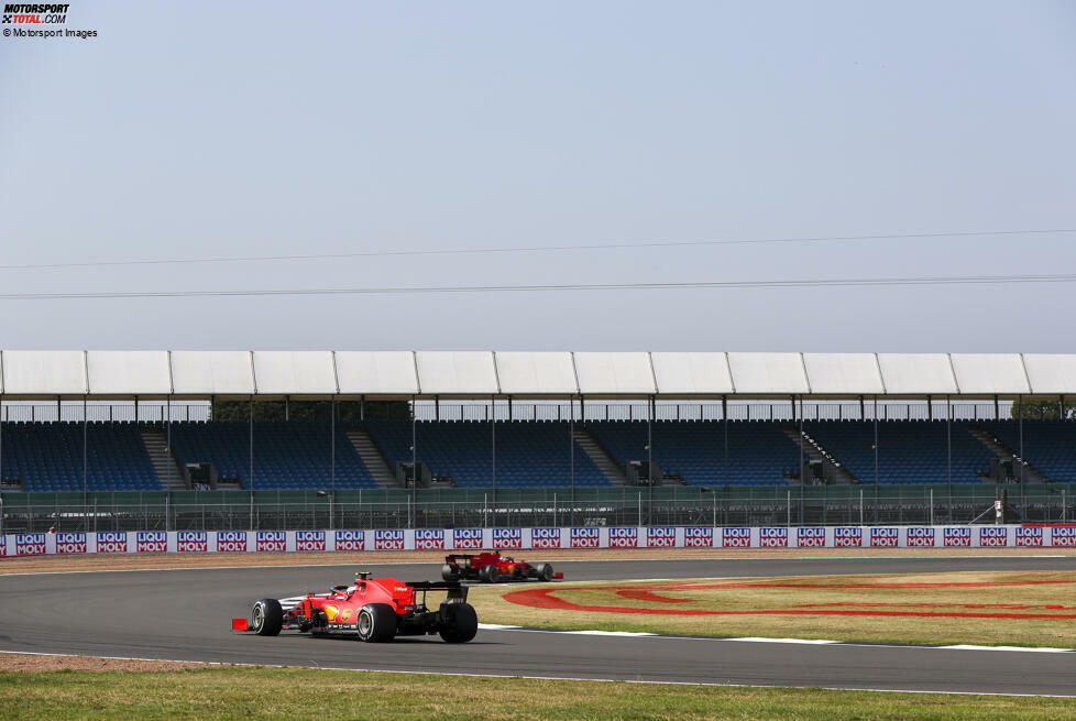 ... und müsste den Heppenheimer überholen. Das Risiko will Ferrari wohl nicht eingehen. Das Problem ist jedoch, dass Vettel auf den harten Reifen unterwegs war und jetzt 30 Runden auf dem Medium fahren müsste. Da diese Einstoppstrategie nicht funktionieren würde, holt man Vettel nur 11 Runden später noch einmal an die Box, was ...