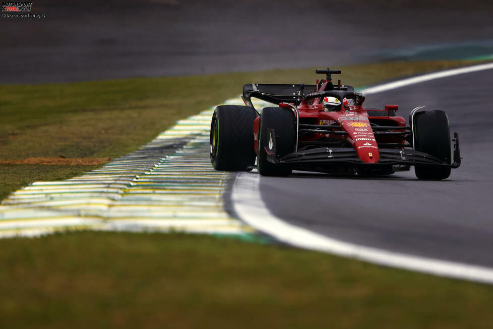 #7 Brasilien 2022: Im Qualifying zum Sprintrennen in Sao Paulo schwebt Regen über der Strecke in Interlagos. In Q1 und Q2 konnten die schnellsten Zeiten noch mit den Trockenreifen gefahren werden und auch zu Q3-Beginn ist der Asphalt trocken. Ferrari glaubt jedoch an einen schnellen Wetterumschwung und schickt ...