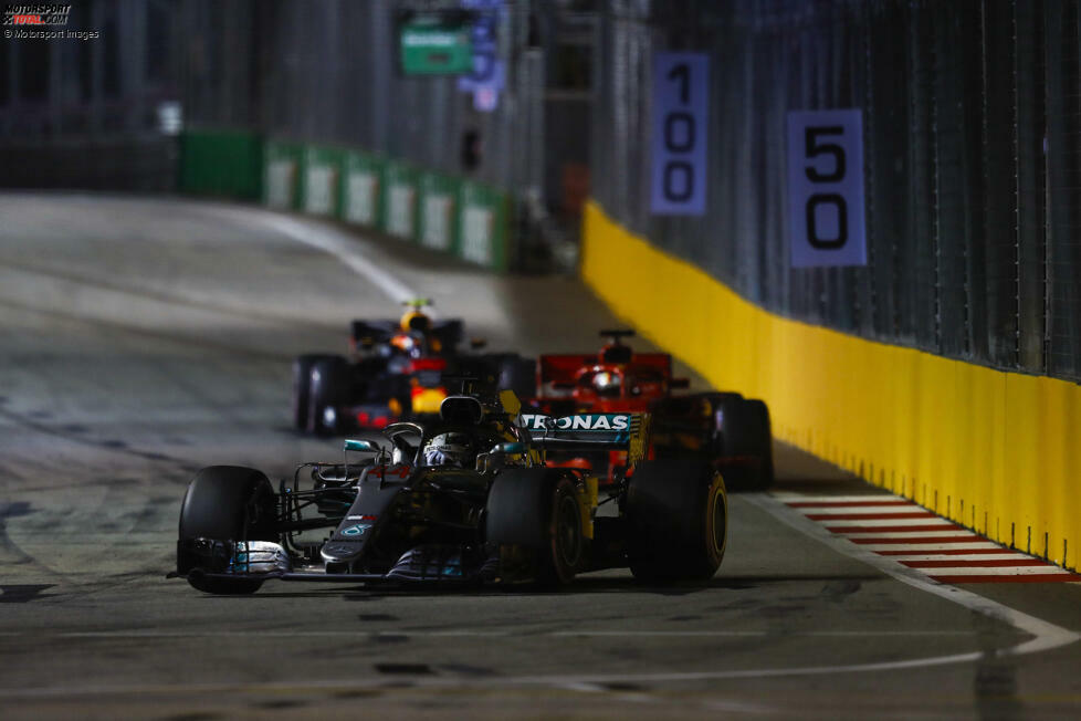 #24 Singapur 2018: Vor dem Wochenende eigentlich als Topfavorit auf den Sieg in Singapur gehandelt, geht Sebastian Vettel in der heißen WM-Phase gegen Lewis Hamilton nur von P3 aus ins Rennen. Beim Start kann er Verstappen für P2 überholen, doch Ferrari will den Sieg und versucht mit Vettel einen Undercut gegen Hamilton, ...