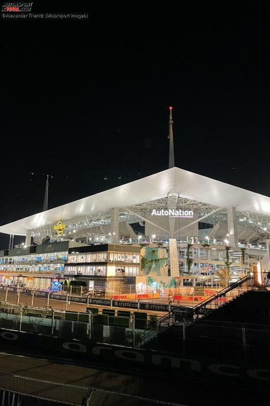 Hard-Rock-Stadium bei Nacht.