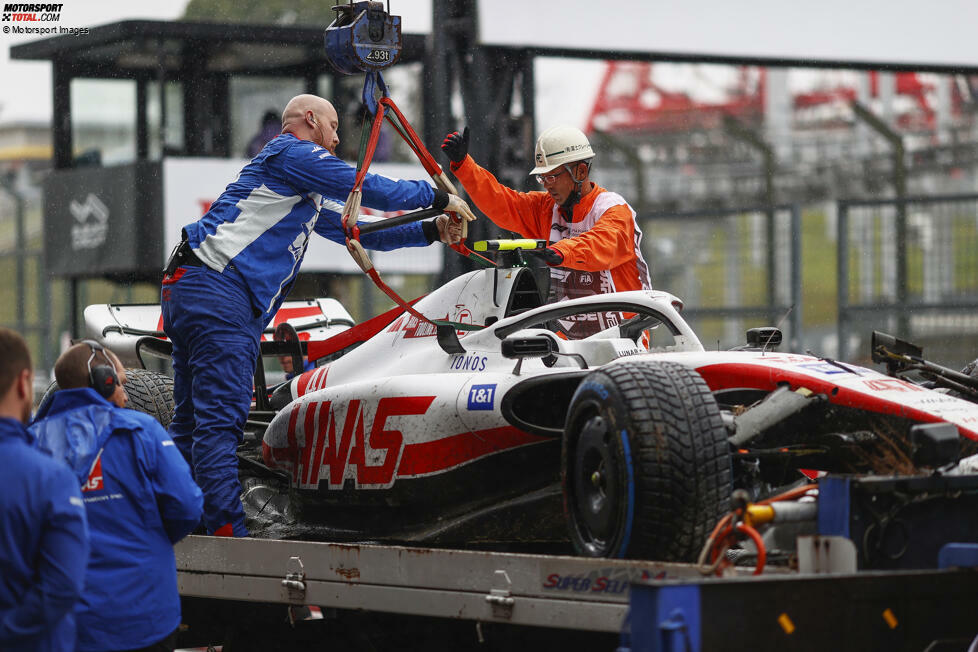 Japan 2022: Im ersten Freien Training von Suzuka setzt Schumacher seinen Haas kurioserweise erst nach Ablauf der Zeit in die Mauer. Auf der Runde in die Box rutscht er bei nassen Bedingungen in Kurve 7 von der Strecke. Dabei wird der Haas so zerstört, dass der Deutsche im zweiten Training zuschauen muss.