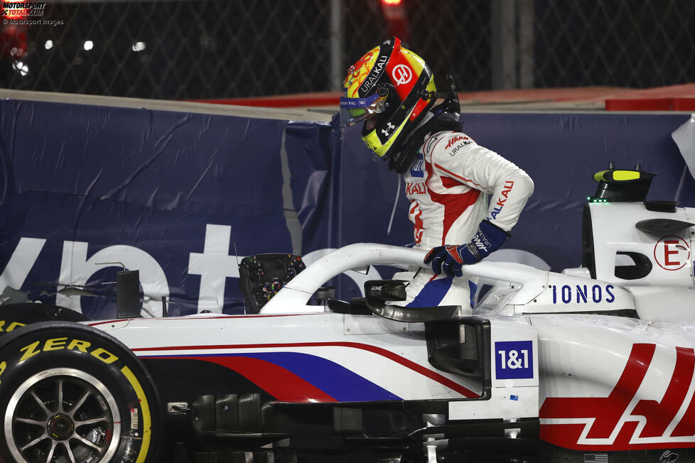 Saudi-Arabien 2021: Im vorletzten Rennen der Saison 2021 fliegt Schumacher noch einmal heftig ab. In der schnellen Kurve 22 bricht ihm in der Anfangsphase des Grand Prix das Heck aus, woraufhin sein Haas mit über 200 km/h in die Barriere einschlägt. Diese muss daraufhin unter roten Flaggen zunächst einmal repariert werden.