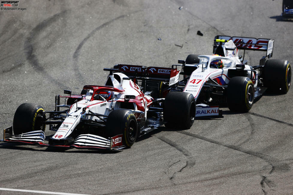 Brasilien 2021: Auf der Strecke in Sao Paulo ist Haas im Verhältnis zur restlichen Saison überraschend gut, doch in Runde 11 touchiert Schumacher Kimi Räikkönen bei einem Überholversuch in Kurve 1 und macht sich seinen Frontflügel kaputt. Die Folge: P18 und damit der letzte gewertete Fahrer im Ziel.