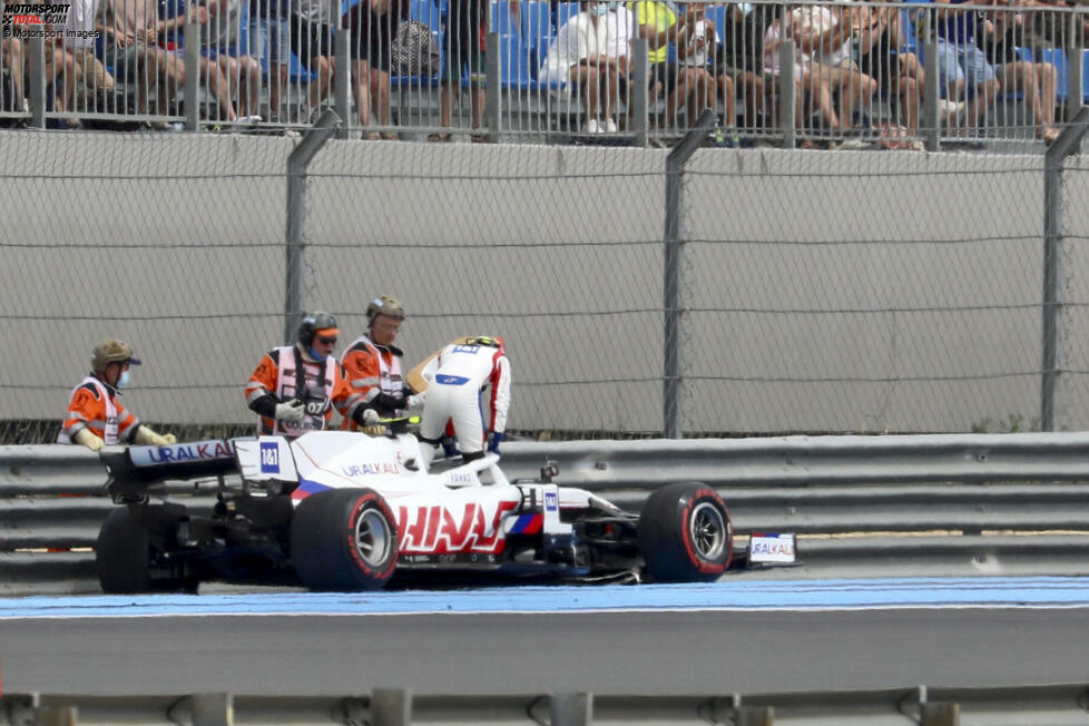 Frankreich 2021: Mit P15 in Le Castellet schafft Schumacher erstmals in seiner Karriere den Einzug ins Q2, was mit dem unterlegenen Haas VF-21 ein großer Erfolg ist. Das Problem: Nach einem Unfall in Kurve 6 auf seiner letzten Q1-Runde kann er am zweiten Qualifyingabschnitt gar nicht erst teilnehmen.