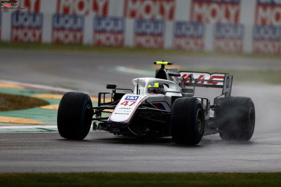 Imola 2021: Im zweiten Rennen seiner Formel-1-Karriere fliegt Schumacher hinter dem Safety-Car ab, als er mit Schlangenlinien seine Reifen aufwärmen will. Der Haas-Pilot verliert das Heck und schlägt in die Boxenmauer ein, woraufhin der Frontflügel gewechselt werden muss.