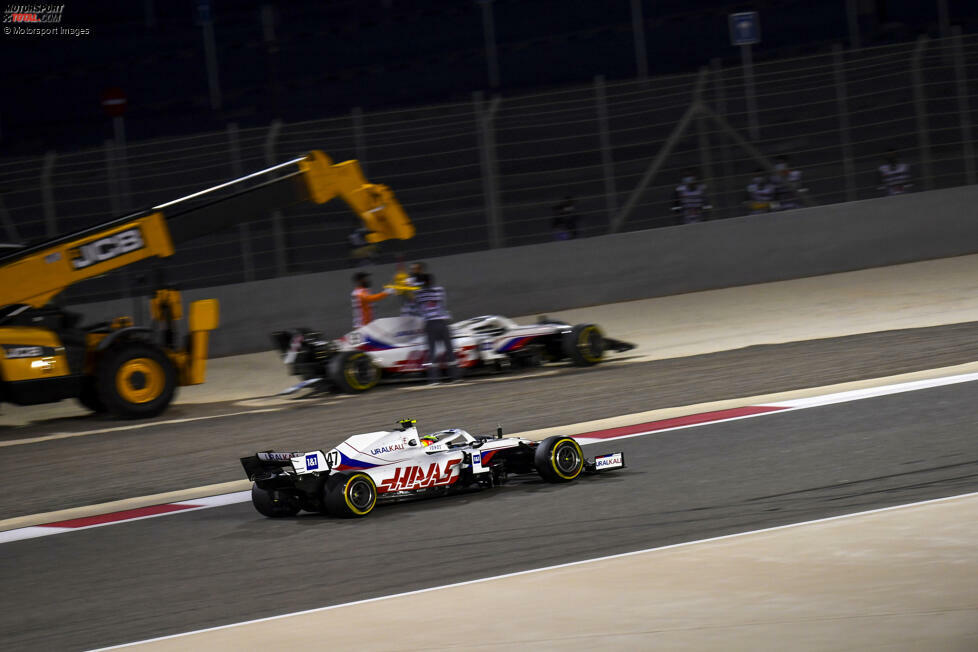 Bahrain 2021: Während sich sein Teamkollege Nikita Masepin beim ersten Wochenende der Saison gleich dreimal dreht und in Runde 1 aus dem Rennen crasht, erwischt es Schumacher selbst nach dem Safety-Car-Neustart. Nach der vierten Kurve steigt der Deutsche zu früh aufs Gas, dreht sich, kann aber weiterfahren. P16 wird es beim Debüt.