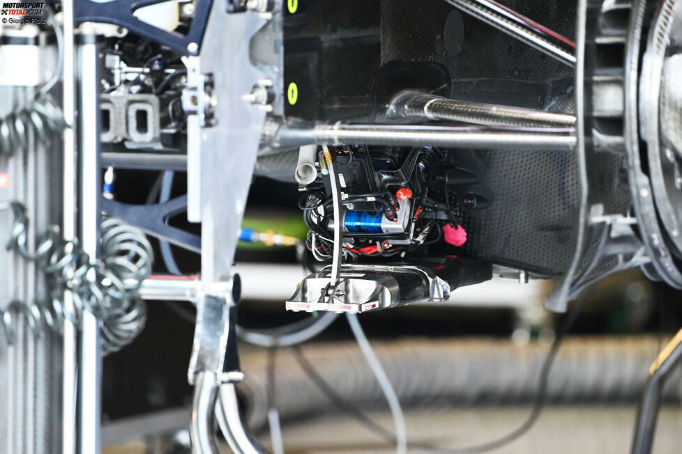 Ein toller Blick auf den Vorderbereich des Autos ohne Karosserie. Die sensenförmige Metallstrebe stammt noch aus der Zeit, als das Team noch unter dem Namen Lotus antrat.