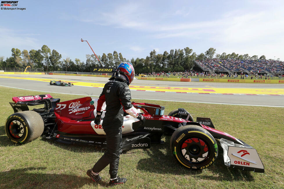 ... die beiden Alfa-Romeo-Piloten. Guanyu Zhou muss im ersten Training das Cockpit an Robert Kubica geben, Valtteri Bottas kommt in der zweiten Session nur drei Runden weit, bevor er ausrollt. Doch auch ...