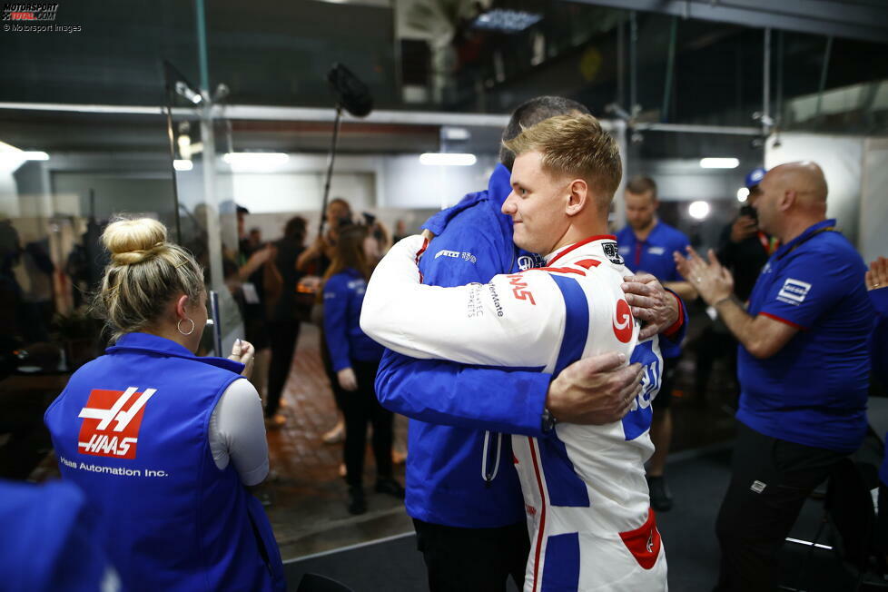Mick Schumacher (4): Auch der Deutsche verpasst die 3 knapp. Ja, Rennen und vor allem der Sprint waren deutlich besser. Aber wenn er im Qualifying Letzter wird, während der Teamkollege den Haas auf Pole stellt, dann ist die Bürde für das Wochenende fast schon zu groß. Fährt in Abu Dhabi wohl sein vorerst letztes Formel-1-Rennen.