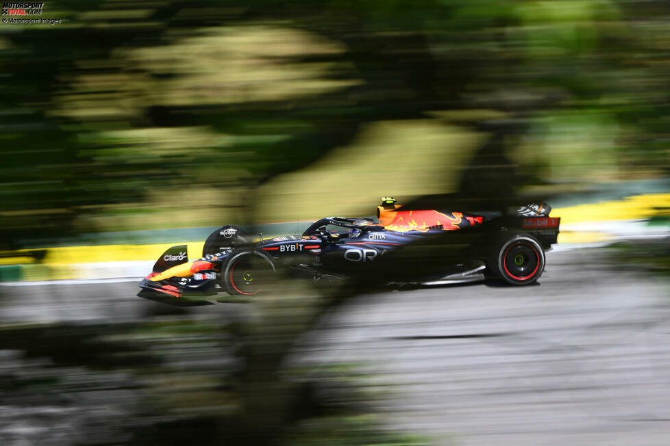 Sergio Perez (3): Brachte sich im Qualifying selbst in eine schlechte Ausgangslage, weil er Leclerc auf Intermediates auf der Outlap nicht überholte. Sprint dann ordentlich, Rennen durchwachsen, was allerdings auch am Safety-Car-Pech am Ende und Problemen mit den Reifen lag. Für eine 2 war uns das aber etwas zu wenig.