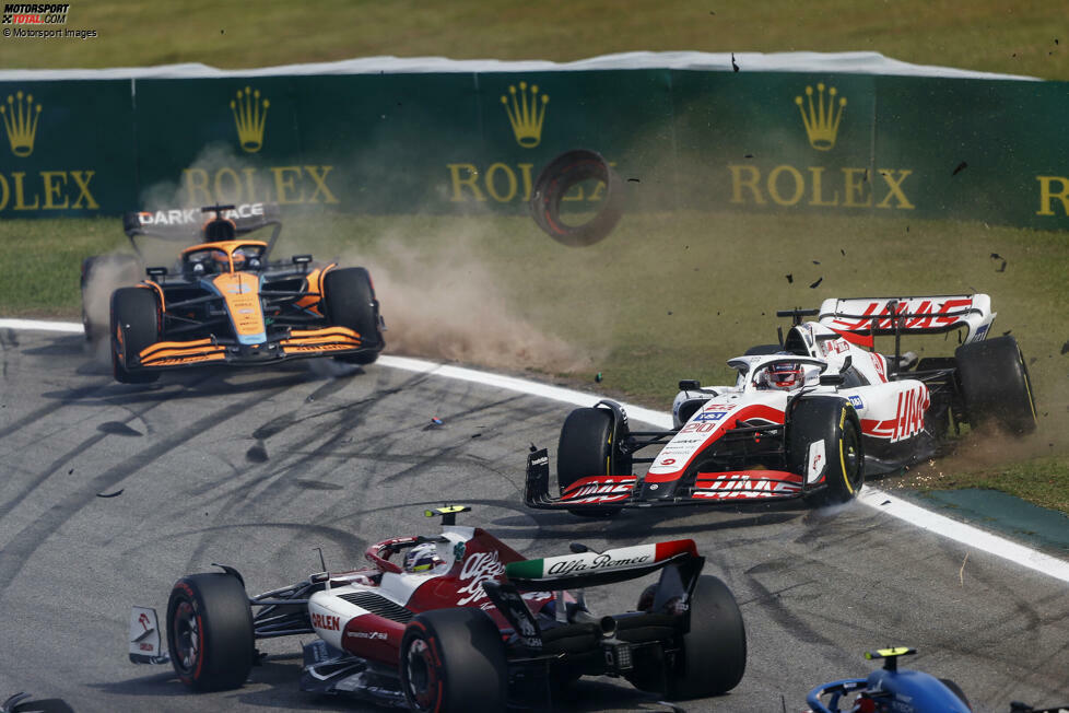 Daniel Ricciardo (5): Für die Redaktion der schlechteste Fahrer an diesem Wochenende. Zunächst in Qualifying und Sprint vom Teamkollegen abgehängt, der nicht fit war. Im Rennen dann den Crash mit Magnussen verschuldet und sich auch noch eine Strafe für Abu Dhabi eingehandelt. Das war definitiv nicht mehr 