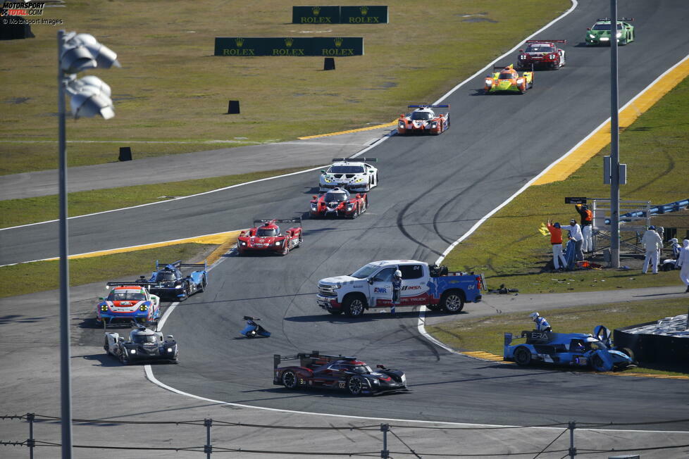 Der Unfall löst die erste Gelbphase der 24 Stunden von Daytona 2022 aus. Der Era-Oreca #18 (Merriman/Tilley/Dalziel/Chatin) ist reparabel und setzt das Rennen fort