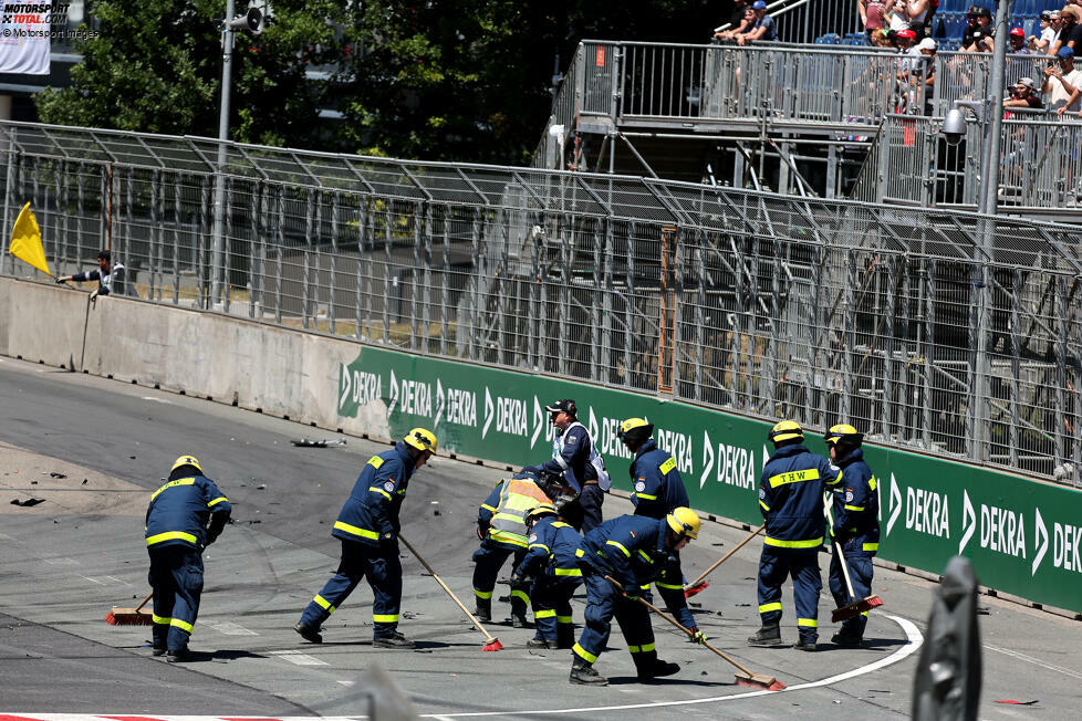 ... muss das Safety-Car erstmals auf die Strecke, damit das Schlachtfeld aufgeräumt werden kann. Zwei weitere Male muss es ausrücken - einmal reicht eine Full-Course-Yellow-Phase. Der nächste heftige ...