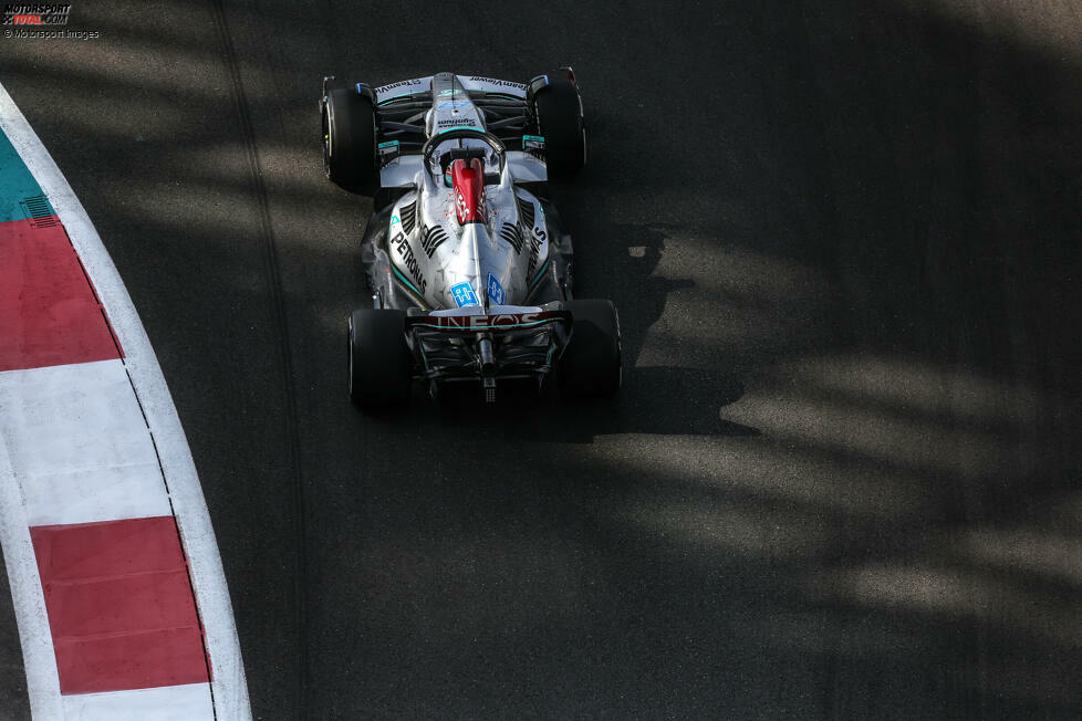 ... George Russell im Mercedes W13. Der Brasilien-Sieger kommt im Freitagstraining etwas besser zurecht als sein Teamkollege Lewis Hamilton, der Vierter wird. Dazwischen ...