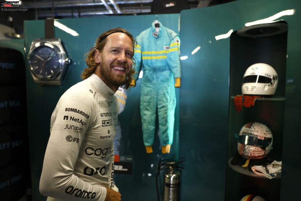 ... kommt es zu rührenden Szenen in der Box: Vor dem ersten Freien Training stellt Norbert Vettel dort den ersten Rennanzug und die ersten Rennhandschuhe seines Sohnes Sebastian Vettel aus. Letzterer freut sich riesig ...