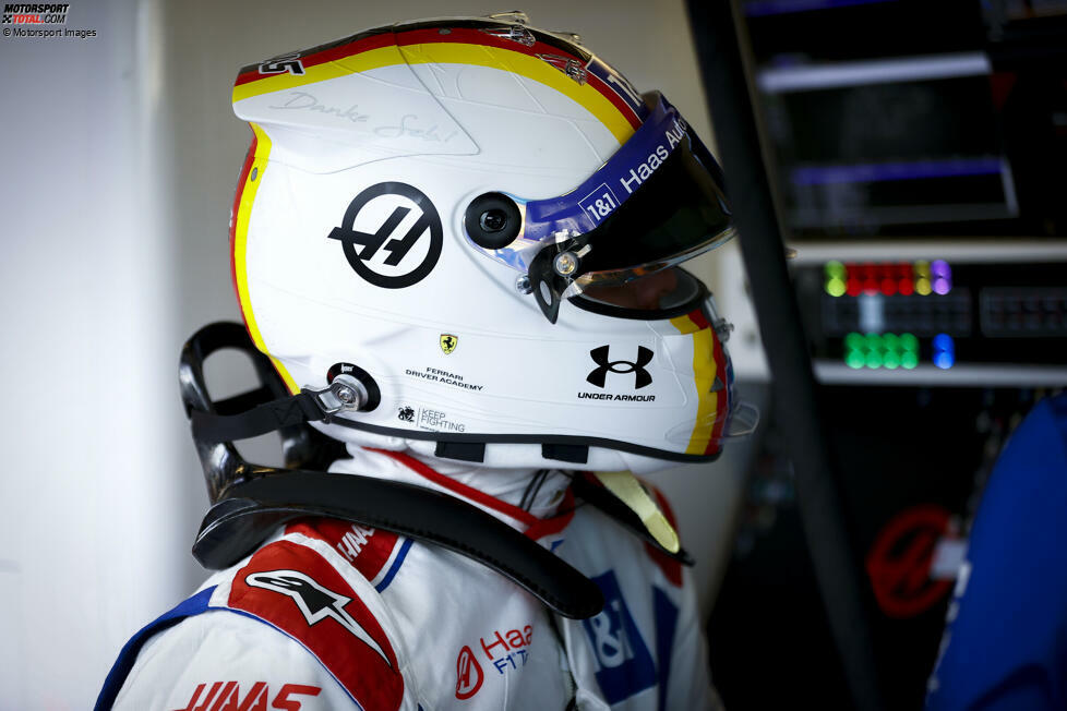 ... findet sich bei Mick Schumacher wieder: Auch er hat in Abu Dhabi eine Helm-Hommage am Start, komplett mit dem Schriftzug 