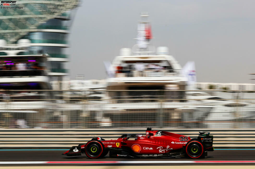 ... sortiert sich mit Charles Leclerc im F1-75 noch ein Ferrari-Fahrer ein. Allerdings nicht ohne Sorgen: Der Longrun-Speed stimmt nicht bei Leclerc, er beschwert sich an der Box. Von dort kommt aber auch nur (sinngemäß): 