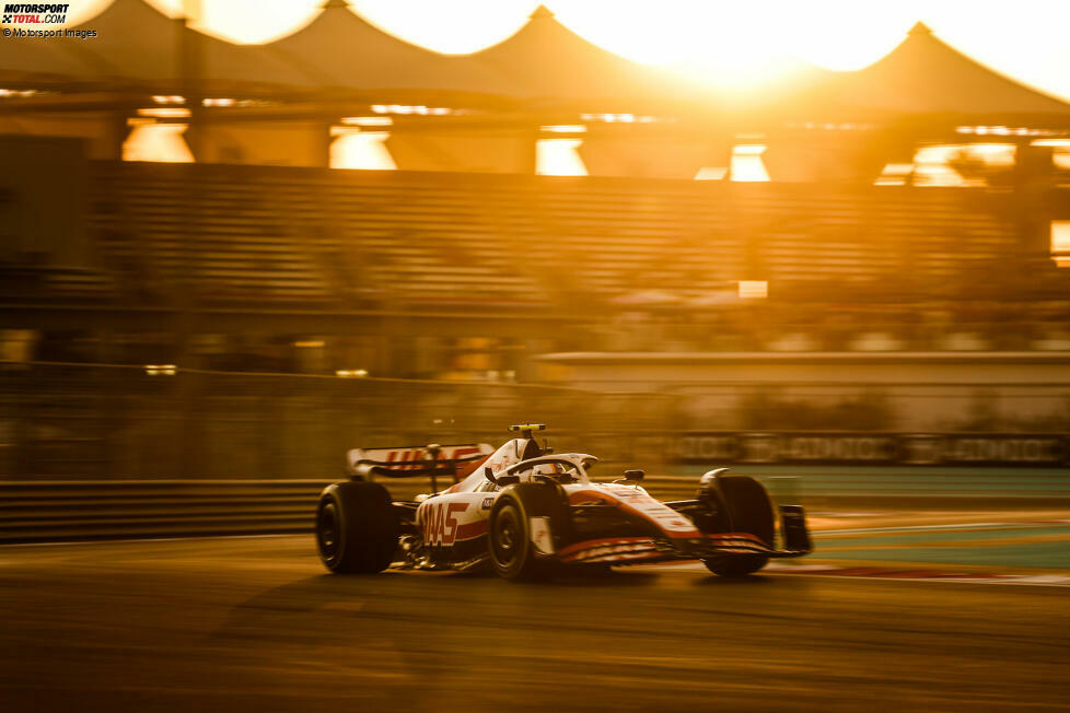 ... belegt Schumacher im Haas VF-22 im Freitagstraining den 17. Platz unter 20 Fahrern. Rückstand auf die Spitze: knapp 1,7 Sekunden. Aber: Er lässt immerhin seinen Teamkollegen Kevin Magnussen hinter sich. Etwas weiter vorne ...