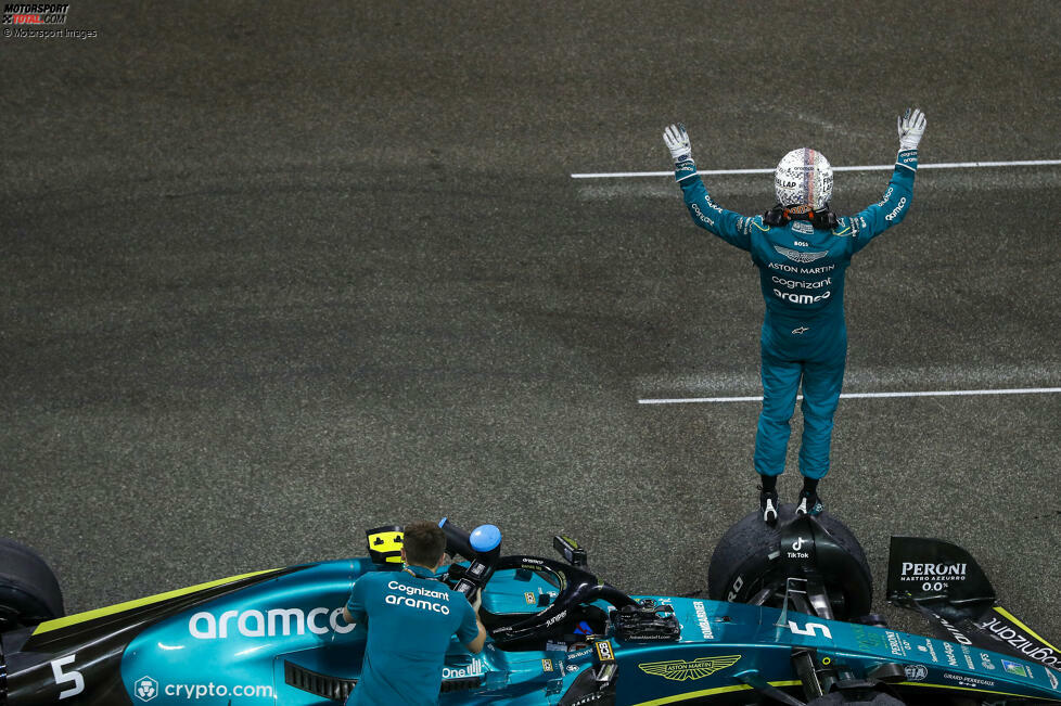 ... schließlich Platz zehn belegt und mit einem WM-Punkt in der Tasche ein letztes Mal wieder aus dem Aston Martin steigt. Die Formel-1-Laufbahn des viermaligen Weltmeisters ist zu Ende.