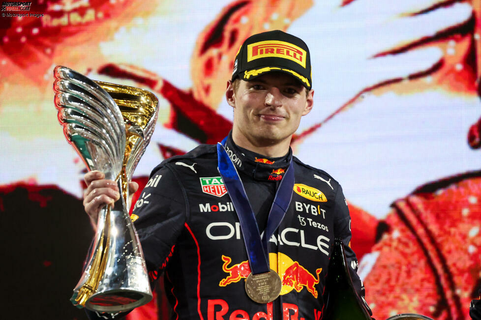 Max Verstappen dominiert den finalen Grand Prix des Jahres von der Poleposition kommend und erzielt seinen 15. Saisonsieg. Das ist Rekord. Hinter ihm ...
