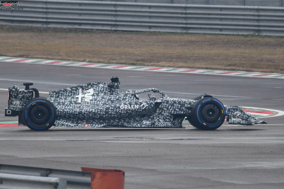 ... schickt Alfa Romeo das Auto nicht im finalen Farbdesign auf die Strecke, sondern in Camouflage-Optik. Man will also nicht zu viele Details preisgeben und ...