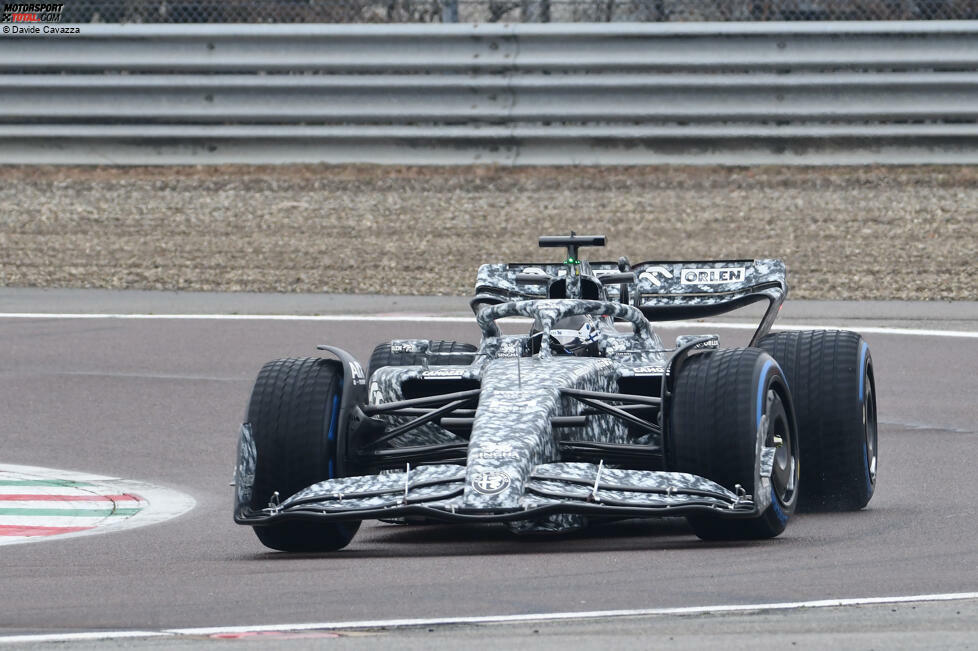 ... Alfa-Neuzugang Valtteri Bottas muss Regenreifen aufziehen für seine ersten Runden im neuen Fahrzeug.