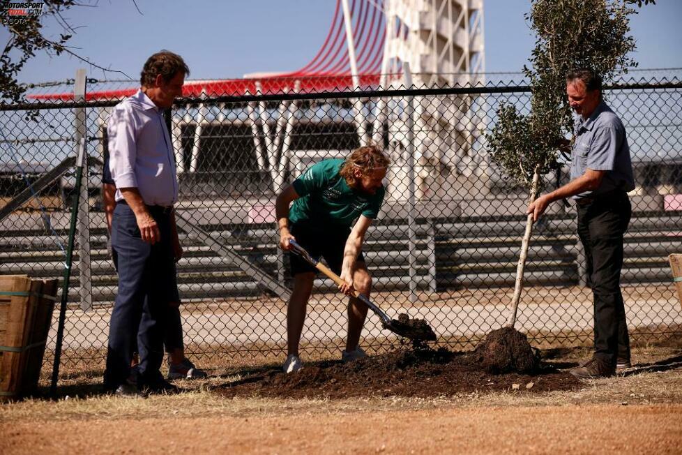 ... neben der Strecke noch an einer Baumpflanz-Aktion zu seinen Ehren teilnehmen: Der Circuit of The Americas will insgesamt 296 Bäume setzen, um Vettels Engagement in der Formel 1 und für die Umwelt zu feiern. Vettel schaufelt kräftig mit und ...