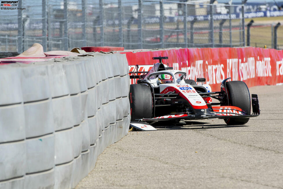 ... Antonio Giovinazzi bei Haas, aber er fliegt mit dem VF-22 schon nach nur vier Runden ab und demoliert sich das Auto. Damit ist sein Formel-1-Freitag schneller vorbei, als ihm lieb ist! Im Schwesterauto ...