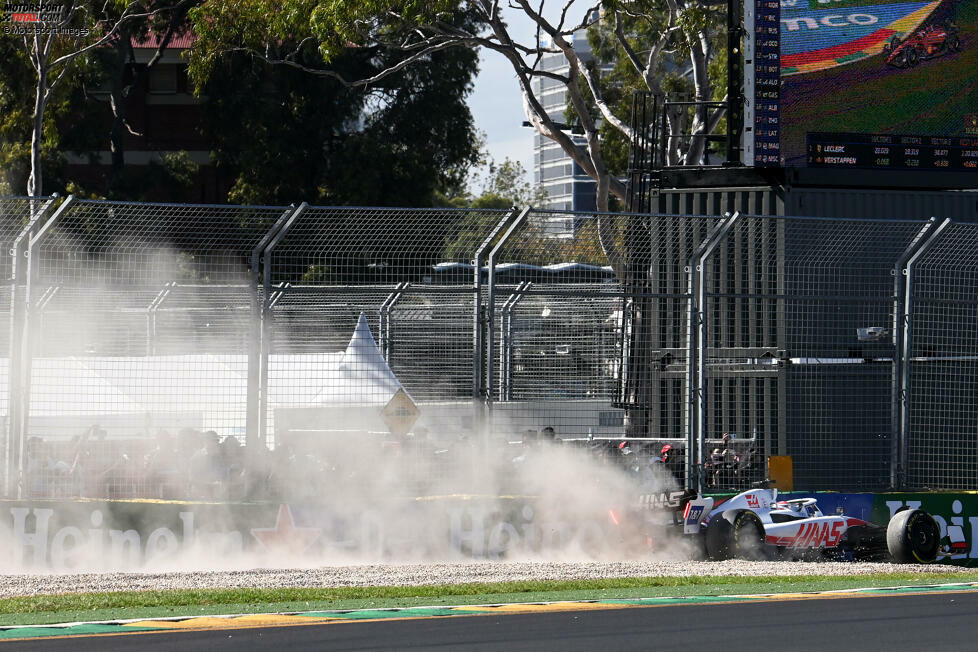 ... der einzige Fahrer in Schwierigkeiten: Zum Beispiel Kevin Magnussen von Haas macht Bekanntschaft mit den Kiesbetten in Melbourne und ...