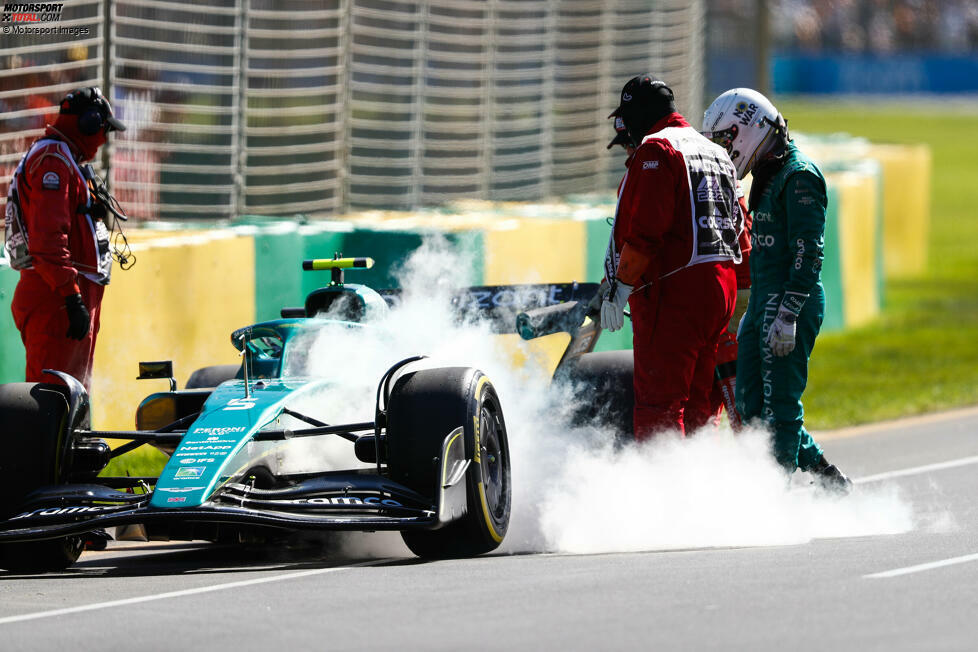 ... steht unter keinem guten Stern: Er rollt nach drei Vierteln der Einheit aus, vermutlich mit Motorschaden. Aston Martin wechselt (straffrei) den Antrieb an seinem AMR22. Aber Vettel ...