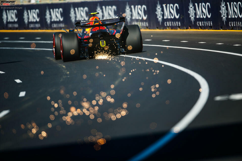 Erstmals seit 2019 fährt die Formel 1 auf dem seither veränderten Albert Park Circuit. Wie schnell die Strecke durch den Umbau geworden ist, zeigt sich schon im ersten Training: Die Pole-Zeit von 2019 ist unterboten, denn ...