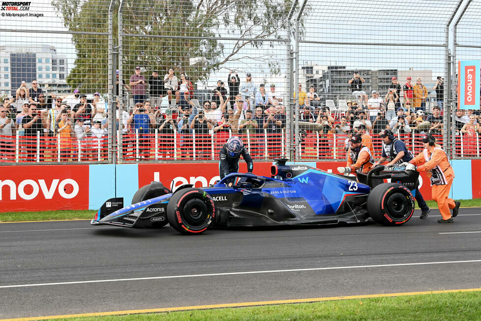 ... Williams-Fahrer Alexander Albon geht im Qualifying der Sprit aus und es ist weniger Kraftstoff im Tank als vorgeschrieben. Daher wird Albon disqualifiziert, kann unter Sondergenehmigung aber trotzdem am Rennen teilnehmen. Die Konsequenz ist aber der 20. Startplatz. Eine Untersuchung gibt es ...