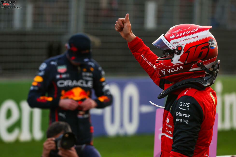 Die Poleposition zum Grand Prix von Australien in Melbourne geht an Charles Leclerc im Ferrari, und das um fast drei Zehntelsekunden im Vergleich zu Max Verstappen im Red Bull auf P2. Eine starke letzte Runde gibt den Ausschlag für den WM-Spitzenreiter, aber dessen Teamkollege ...