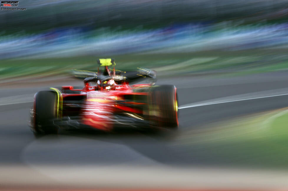 ... ist Carlos Sainz längst nicht mehr dabei: Nach einem Fahrfehler strandet er in Runde zwei im Kiesbett bei Kurve 10 und fällt aus. Der zweite prominente Fahrer neben Verstappen, der Australien mit einer 