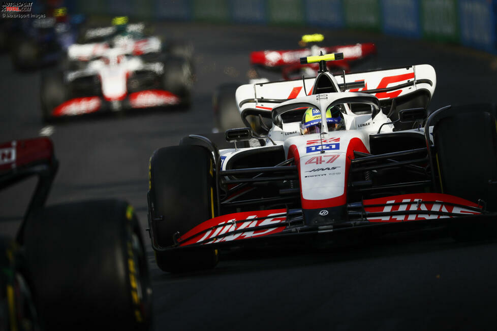 ... Mick Schumacher im Haas. Er sieht das Ziel auf P13, knapp vor seinem Haas-Teamkollegen Kevin Magnussen. Gar nicht über die Distanz kommt ...