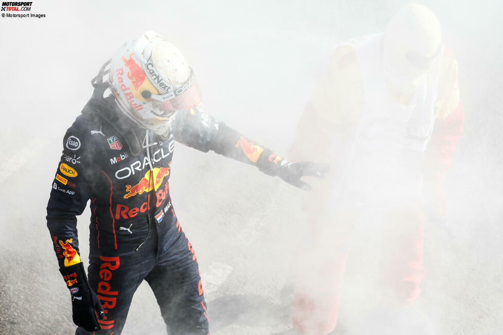 ... Max Verstappen: Ein technischer Fehler an seinem Red Bull zwingt ihn an P2 liegend zur Aufgabe. Sein Auto qualmt, als er es abstellt, weil ...