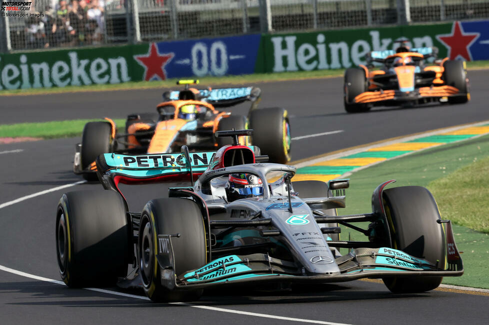 ... im Windschatten von Mercedes auch McLaren mit beiden Autos in die Punkte fährt, auf den Positionen fünf und sechs. Damit ist McLaren auf einen Schlag vierter in der WM mit jetzt 24 Punkten. Nichts zu holen gibt es dagegen für ...