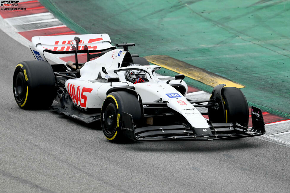 Der Haas VF-22 von Mick Schumacher und Nikita Masepin, ganz ohne weitere Begleitfarben, fast komplett in Weiß. Mehrheitliche weiße Formel-1-Autos hat es aber auch früher schon gegeben, wie unsere Fotostrecke zeigt - ohne Anspruch auf Vollständigkeit!
