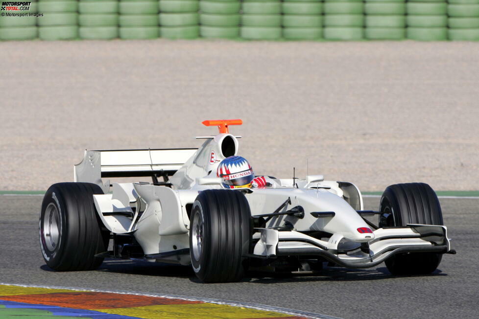... am Honda RA107 taucht dieses Weiß erneut auf, allerdings nur bei Testfahrten im Frühjahr 2008. Im Renntrimm fährt Honda zu dieser Zeit nicht mehr ganz in Weiß. Aber auch ...