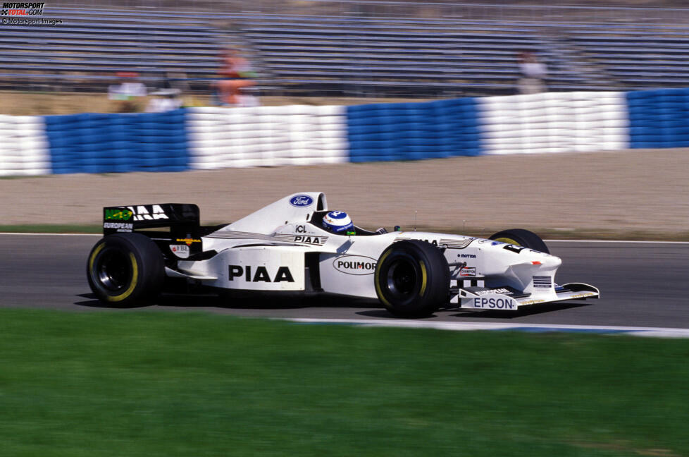 ... Tyrrell fährt mit weißen Rennwagen in der Formel 1 vor. Beiden Teams ist gemein: Sie sind bald danach Geschichte, denn Stewart wird zu Jaguar und Tyrrell zu BAR. Minardi ...