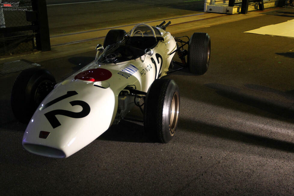 ... ist in den 1960er-Jahren in diesem Look in der Formel 1 unterwegs. Der RA271 von 1964 etwa war komplett Weiß, versehen nur mit einem roten Punkt, passend zur japanischen Flagge. Jahrzehnte später ...