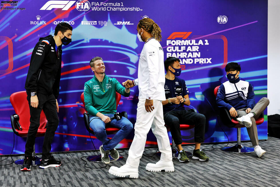 ... es in der Pressekonferenz ein Wiedersehen mit alten Bekannten gibt. Hier wird Hülkenberg von Lewis Hamilton zurück im Kreis der Formel-1-Fahrer begrüßt, wenig später ...