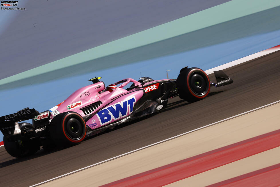 Für eine Rotphase sorgt Esteban Ocon unfreiwillig im ersten Training, weil sich der Seitenkasten rechts auf der Zielgeraden plötzlich ablöst und Trümmerteile fliegen. Besonders bitter: Es handelt sich um Updates, die danach nur Fernando Alonso noch verwendet. Und Alonso erreicht damit den soliden fünften Platz.