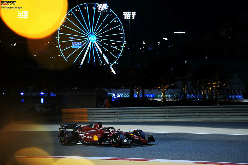 ... am Abend unter Flutlicht ist es Charles Leclerc im Ferrari F1-75, der sich die Poleposition sichert. Vorsprung auf Verstappen: 0,123 Sekunden. P3 geht an Carlos Sainz im zweiten Ferrari.