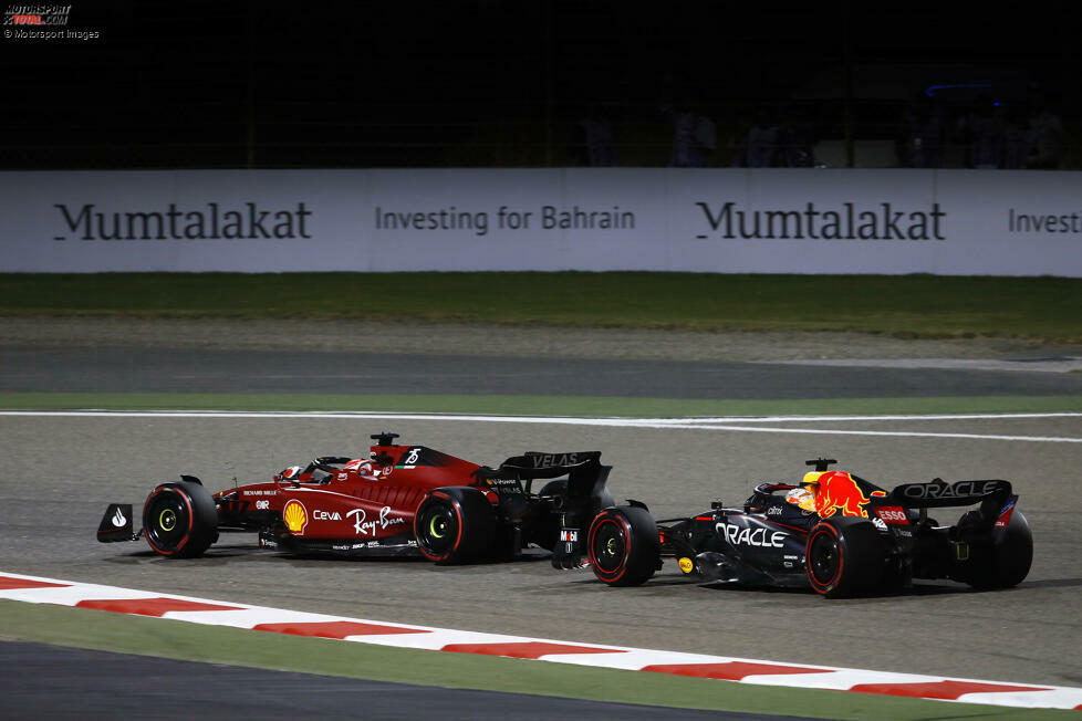 Im Rennen liefern sich Charles Leclerc im Ferrari und Max Verstappen im Red Bull ein sehenswertes Duell um P1, die Führung wechselt mehrfach hin und her, am Ende aber ...