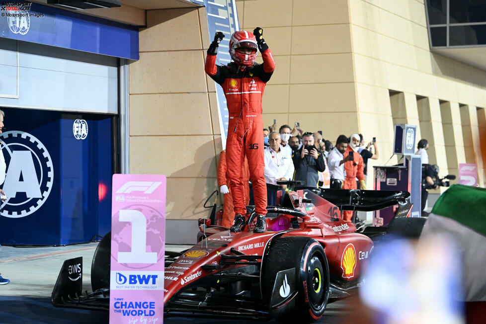 ... der erste Ferrari-Sieg in der Formel 1 seit Singapur 2019, damals ein Doppelsieg durch Vettel und Leclerc. Nach zwei sieglosen Saisons meldet sich das Traditionsteam wiederum mit einem Doppelsieg zurück. Viel zu feiern aber hat auch ...