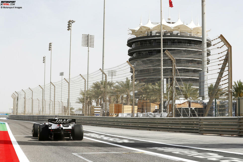 Der letzte Tag der Formel-1-Wintertests 2022 in Bahrain: In dieser Fotostrecke fassen wir nochmal alle wichtigen Themen zum Finale der Probefahrten zusammen, inklusive der Bestzeiten, der Probleme und Hinkucker!