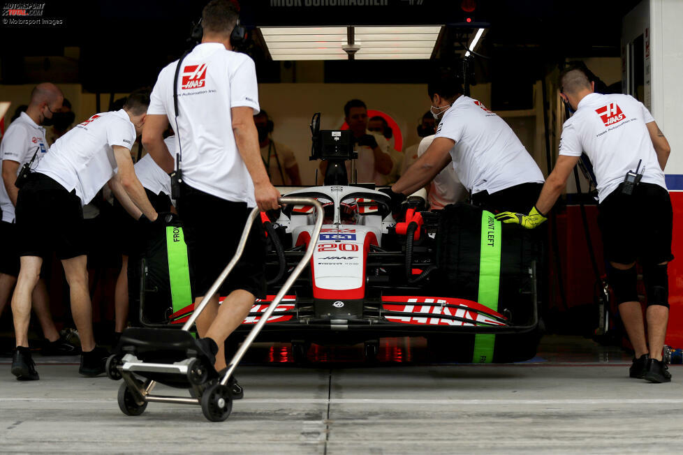 Den ersten größeren Defekt am dritten Testtag in Bahrain gibt es bei Haas. Dieses Mal ist es ein Wasserleck, Kevin Magnussen hat Zwangspause. Es ist das xte technische Problem für das US-Team bei diesen Probefahrten.