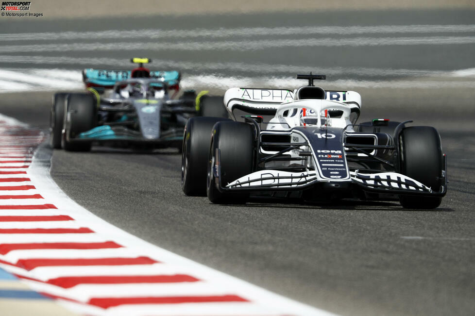 Lewis Hamilton im Mercedes und Pierre Gasly im AlphaTauri sind für Rennsimulationen auf der Strecke und proben bei der Gelegenheit auch das Hinterherfahren.
